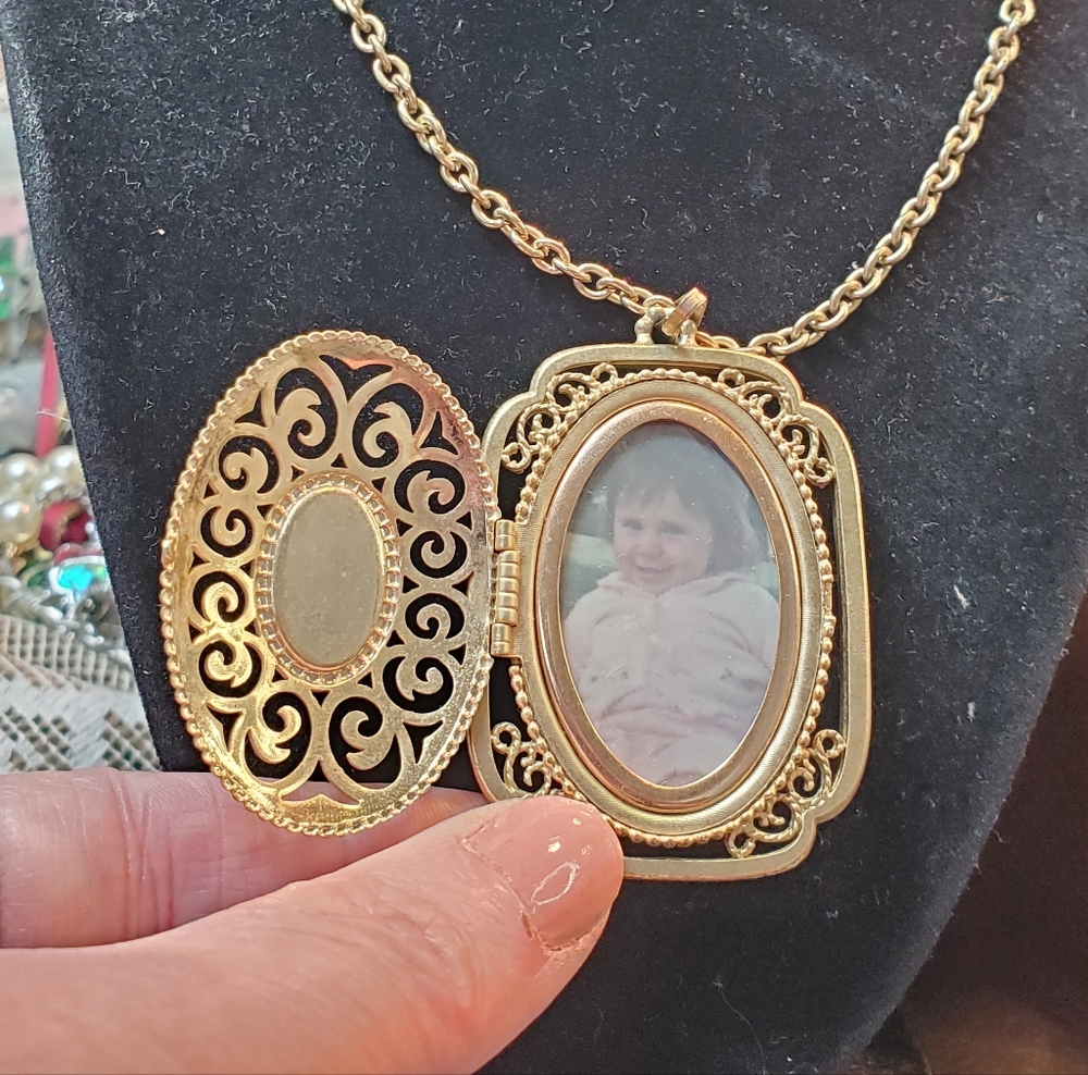 Vintage Statement Locket By Avon Goldtone & Blue Acryllic Cab - Picture 3 of 5